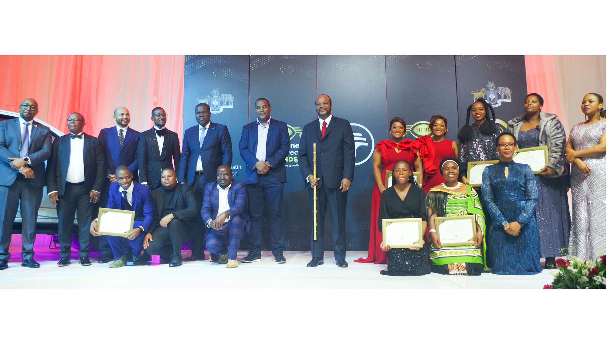 His Majesty King Mswati III with the Entrepreneur of the Year 2025 regional winner, the overall winner, FNB CEO Thokozani ‘TK’ Dlamini (L), Minister for Commerce, Industry and Trade Manqoba Khumalo (2nd L) and SEDCO CEO Khethiwe Mhlanga (R). (Pics: Nhlanganiso Mkhonta)